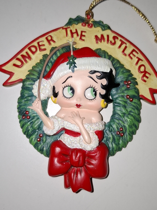 Betty Boop Other - Betty Boop Red Green White Christmas Wreath "Under the Mistletoe" Ornament